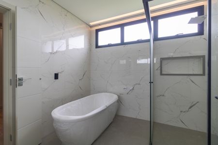 Casa de condomínio à venda com 340m², 5 quartos e 4 vagas Casa de condomínio à venda com 340m², 5 quartos e 4 vagasBanheiro da Suíte 04