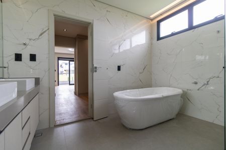 Casa de condomínio à venda com 340m², 5 quartos e 4 vagas Casa de condomínio à venda com 340m², 5 quartos e 4 vagasBanheiro da Suíte 04