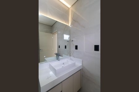 Casa de condomínio à venda com 340m², 5 quartos e 4 vagas Casa de condomínio à venda com 340m², 5 quartos e 4 vagasBanheiro da Suíte 03