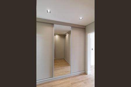 Casa de condomínio à venda com 340m², 5 quartos e 4 vagas Casa de condomínio à venda com 340m², 5 quartos e 4 vagasCloset da Suíte 04