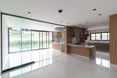 Casa de condomínio à venda com 340m², 5 quartos e 4 vagas Casa de condomínio à venda com 340m², 5 quartos e 4 vagasSala de jantar