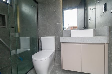 Casa de condomínio à venda com 340m², 5 quartos e 4 vagas Casa de condomínio à venda com 340m², 5 quartos e 4 vagasPiscina - Lavabo