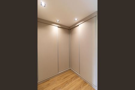 Casa de condomínio à venda com 340m², 5 quartos e 4 vagas Casa de condomínio à venda com 340m², 5 quartos e 4 vagasCloset da Suíte 04