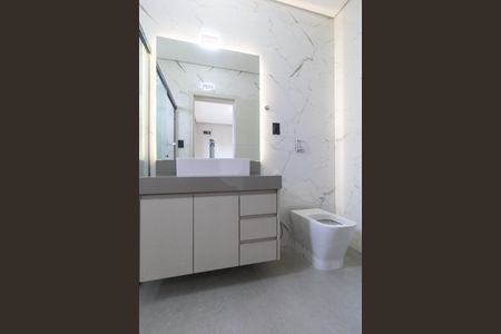 Casa de condomínio à venda com 340m², 5 quartos e 4 vagas Casa de condomínio à venda com 340m², 5 quartos e 4 vagasBanheiro da Suíte 02