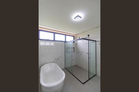 Casa de condomínio à venda com 340m², 5 quartos e 4 vagas Casa de condomínio à venda com 340m², 5 quartos e 4 vagasBanheiro da Suíte 04