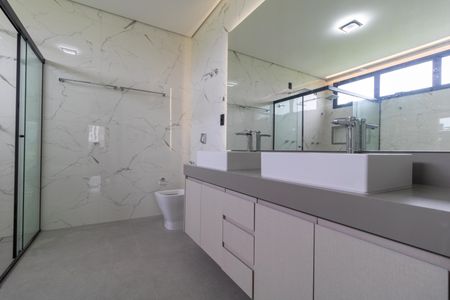 Casa de condomínio à venda com 340m², 5 quartos e 4 vagas Casa de condomínio à venda com 340m², 5 quartos e 4 vagasBanheiro da Suíte 04