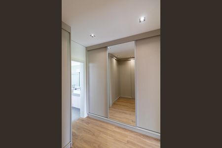 Casa de condomínio à venda com 340m², 5 quartos e 4 vagas Casa de condomínio à venda com 340m², 5 quartos e 4 vagasCloset da Suíte 04