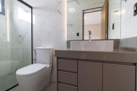 Casa de condomínio à venda com 340m², 5 quartos e 4 vagas Casa de condomínio à venda com 340m², 5 quartos e 4 vagasBanheiro da Suíte 01