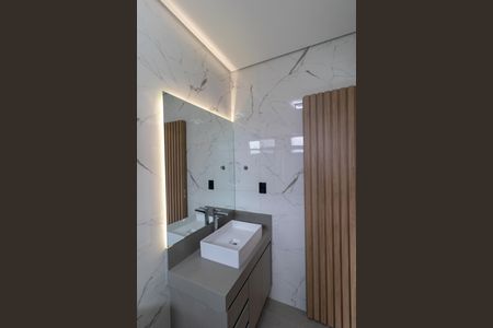 Casa de condomínio à venda com 340m², 5 quartos e 4 vagas Casa de condomínio à venda com 340m², 5 quartos e 4 vagasBanheiro da Suíte 01