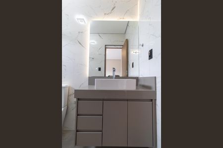 Casa de condomínio à venda com 340m², 5 quartos e 4 vagas Casa de condomínio à venda com 340m², 5 quartos e 4 vagasBanheiro da Suíte 01