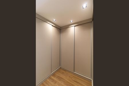 Casa de condomínio à venda com 340m², 5 quartos e 4 vagas Casa de condomínio à venda com 340m², 5 quartos e 4 vagasCloset da Suíte 04