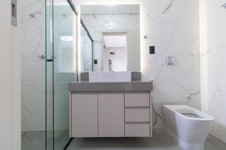 Casa de condomínio à venda com 340m², 5 quartos e 4 vagas Casa de condomínio à venda com 340m², 5 quartos e 4 vagasBanheiro da Suíte 02