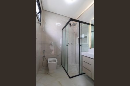 Casa de condomínio à venda com 340m², 5 quartos e 4 vagas Casa de condomínio à venda com 340m², 5 quartos e 4 vagasBanheiro da Suíte 03