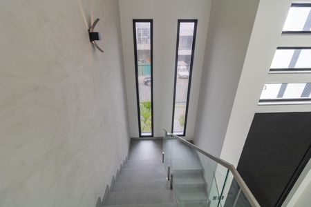 Casa de condomínio à venda com 340m², 5 quartos e 4 vagas Casa de condomínio à venda com 340m², 5 quartos e 4 vagasEscada