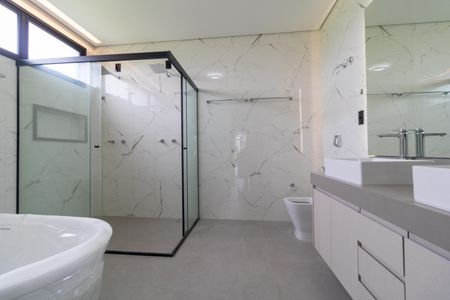 Casa de condomínio à venda com 340m², 5 quartos e 4 vagas Casa de condomínio à venda com 340m², 5 quartos e 4 vagasBanheiro da Suíte 04