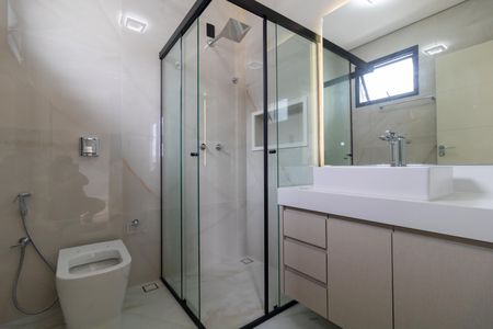 Casa de condomínio à venda com 340m², 5 quartos e 4 vagas Casa de condomínio à venda com 340m², 5 quartos e 4 vagasBanheiro da Suíte 03