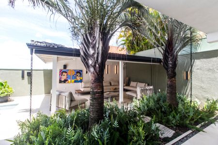 Casa de condomínio à venda com 440m², 3 quartos e 4 vagas Casa de condomínio à venda com 440m², 3 quartos e 4 vagasQuintal