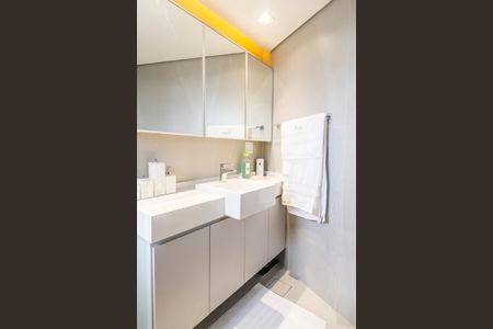 Casa de condomínio à venda com 440m², 3 quartos e 4 vagas Casa de condomínio à venda com 440m², 3 quartos e 4 vagasBanheiro da Suíte