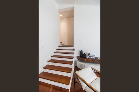 Casa de condomínio à venda com 440m², 3 quartos e 4 vagas Casa de condomínio à venda com 440m², 3 quartos e 4 vagasEscada