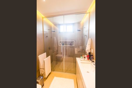 Casa de condomínio à venda com 440m², 3 quartos e 4 vagas Casa de condomínio à venda com 440m², 3 quartos e 4 vagasBanheiro da Suíte