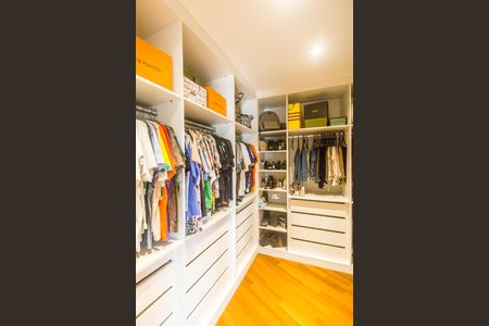 Casa de condomínio à venda com 440m², 3 quartos e 4 vagas Casa de condomínio à venda com 440m², 3 quartos e 4 vagasCloset da suíte