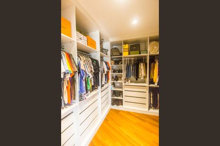 Casa de condomínio à venda com 440m², 3 quartos e 4 vagas Casa de condomínio à venda com 440m², 3 quartos e 4 vagasCloset da suíte