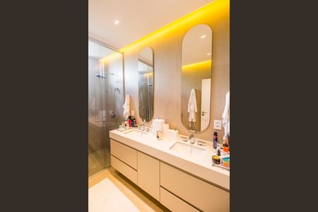 Casa de condomínio à venda com 440m², 3 quartos e 4 vagas Casa de condomínio à venda com 440m², 3 quartos e 4 vagasBanheiro da Suíte