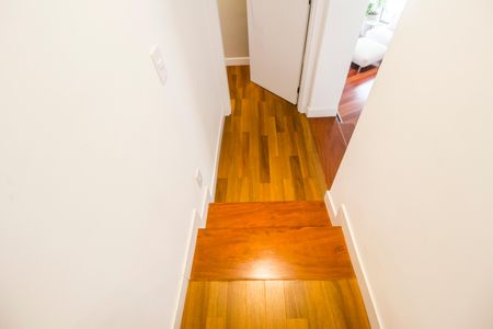 Casa de condomínio à venda com 440m², 3 quartos e 4 vagas Casa de condomínio à venda com 440m², 3 quartos e 4 vagasEscada