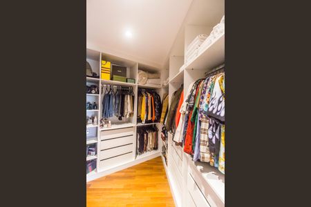 Casa de condomínio à venda com 440m², 3 quartos e 4 vagas Casa de condomínio à venda com 440m², 3 quartos e 4 vagasCloset da suíte