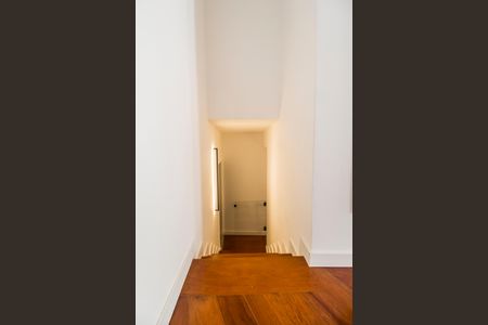 Casa de condomínio à venda com 440m², 3 quartos e 4 vagas Casa de condomínio à venda com 440m², 3 quartos e 4 vagasEscada