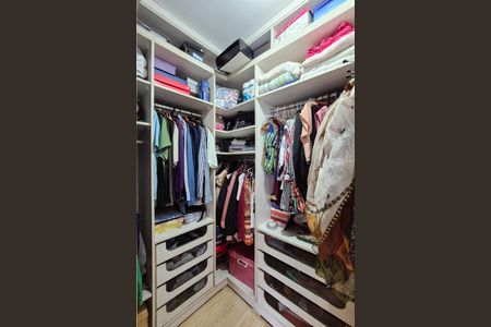 Casa de condomínio à venda com 200m², 3 quartos e 2 vagas Casa de condomínio à venda com 200m², 3 quartos e 2 vagasSuíte - closet