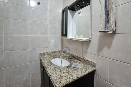 Casa de condomínio à venda com 200m², 3 quartos e 2 vagas Casa de condomínio à venda com 200m², 3 quartos e 2 vagasBanheiro da Suíte