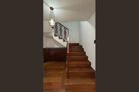 Casa à venda com 430m², 4 quartos e 6 vagasEscada