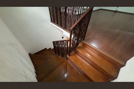 Casa à venda com 430m², 4 quartos e 6 vagasEscada