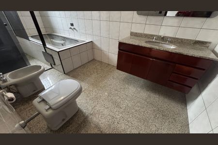 Casa à venda com 430m², 4 quartos e 6 vagasBanheiro da Suíte