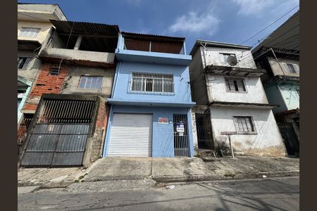 Casa à venda com 225m², 3 quartos e 2 vagas Casa à venda com 225m², 3 quartos e 2 vagasFachada com placa
