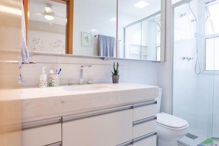 Apartamento à venda com 172m², 4 quartos e 3 vagasBanheiro suite 1