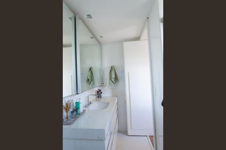 Apartamento à venda com 172m², 4 quartos e 3 vagasBanheiro suite 2