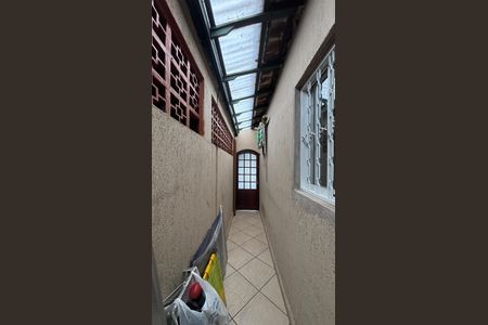 Casa à venda com 100m², 2 quartos e 2 vagasQuintal - corredor