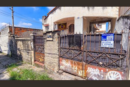 Casa para alugar com 80m², 3 quartos e 1 vaga Casa para alugar com 80m², 3 quartos e 1 vagaFachada casa com placa