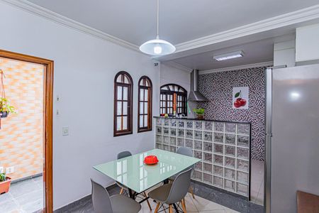 Casa para alugar com 130m², 2 quartos e 2 vagasCozinha e copa