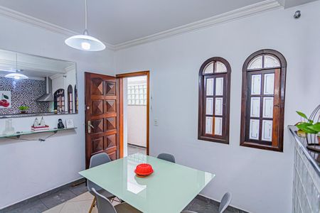 Casa para alugar com 130m², 2 quartos e 2 vagasCozinha e copa