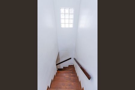 Casa para alugar com 130m², 2 quartos e 2 vagasEscada