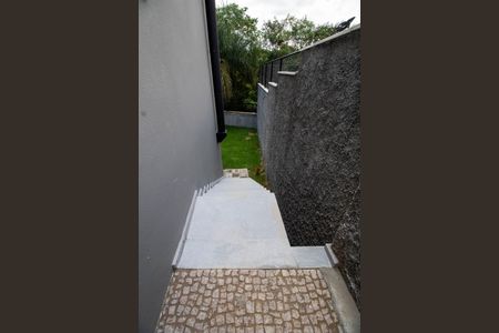 Casa de condomínio à venda com 221m², 3 quartos e 2 vagasÁREA EXTERNA CORREDOR LATERAL