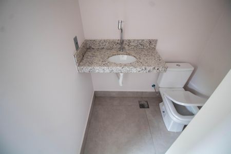 Casa de condomínio à venda com 221m², 3 quartos e 2 vagasBANHEIRO DA ÁREA DE SERVIÇO