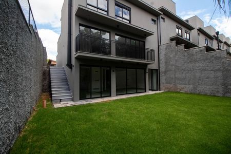 Casa de condomínio à venda com 221m², 3 quartos e 2 vagasÁREA EXTERNA FUNDOS/FACHADA