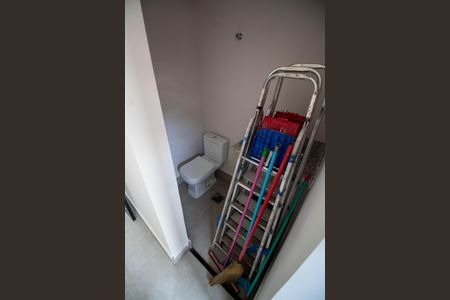 Casa de condomínio à venda com 221m², 3 quartos e 2 vagasBANHEIRO DA ÁREA DE SERVIÇO