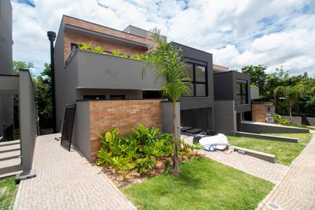 Casa de condomínio à venda com 221m², 3 quartos e 2 vagasÁREA EXTERNA FRENTE