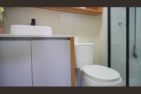 Banheiro social de apartamento para alugar com 2 quartos, 50m² em Humaitá, Porto Alegre