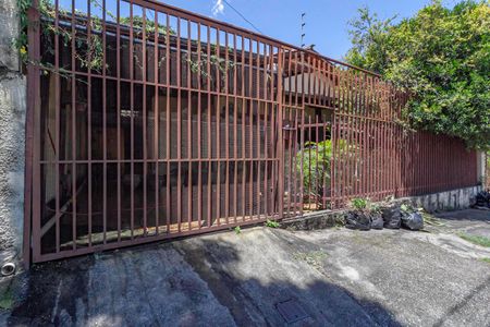 Casa à venda com 400m², 2 quartos e 1 vaga Casa à venda com 400m², 2 quartos e 1 vagaFachada